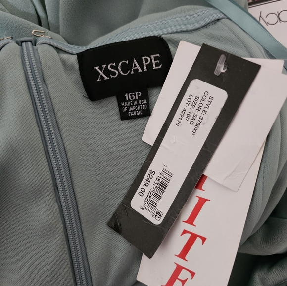 Women's Clothing (A63) - Picture 7 of 7